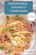 Een wit bord met pasta carbonara met pancetta, kaas en eieren. Een tekst superromige Spaghetti carbonara , eenvoudig recept