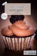 Een cupcake van chococlade op een bruine achtergrond. Bovenin een tekst chocolade cupcakes, zoet, makkelijk recept.