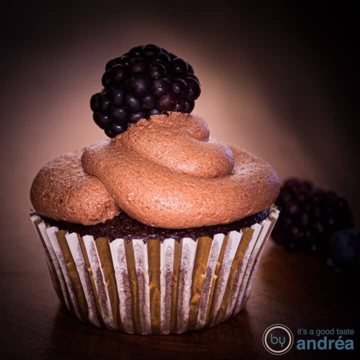 Een vierkante foto met een chocolade cupcake in het midden. In bruintinten uitgevoerd.