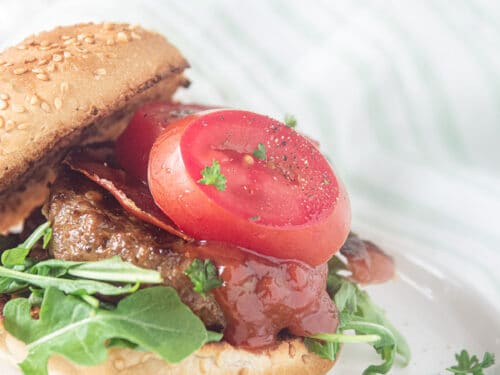 broodje hamburger de luxe op plank