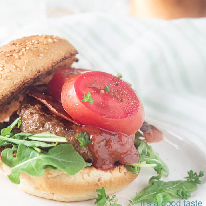 broodje hamburger de luxe op plank