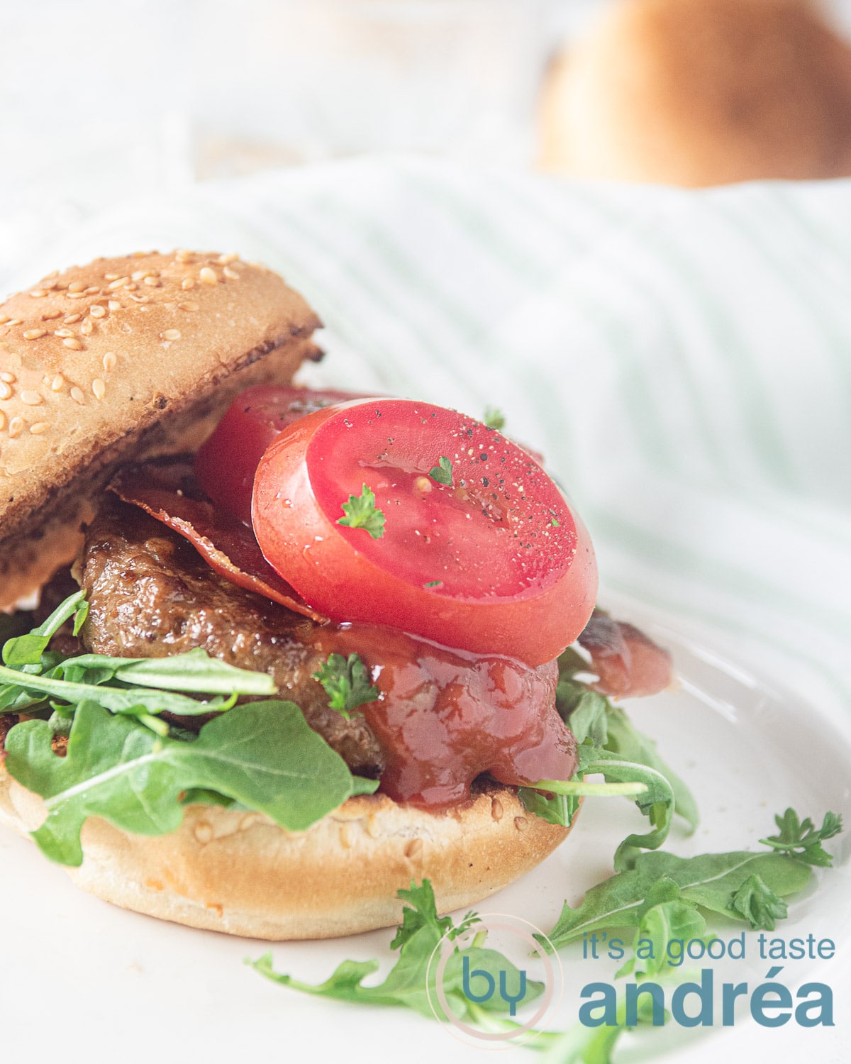 broodje hamburger de luxe op plank