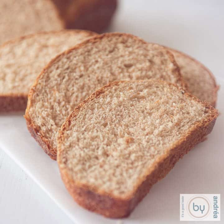 Een vierkante foto van speltbrood, drie sneetjes op een witte ondergrond