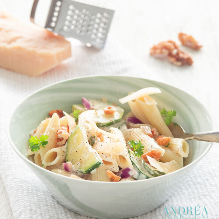 Penne met courgette en walnoten - penne with zucchini and walnuts