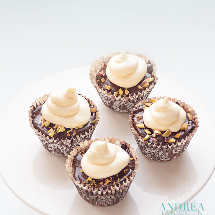 3 chocolade cupcakes - three chocolate cupcakes