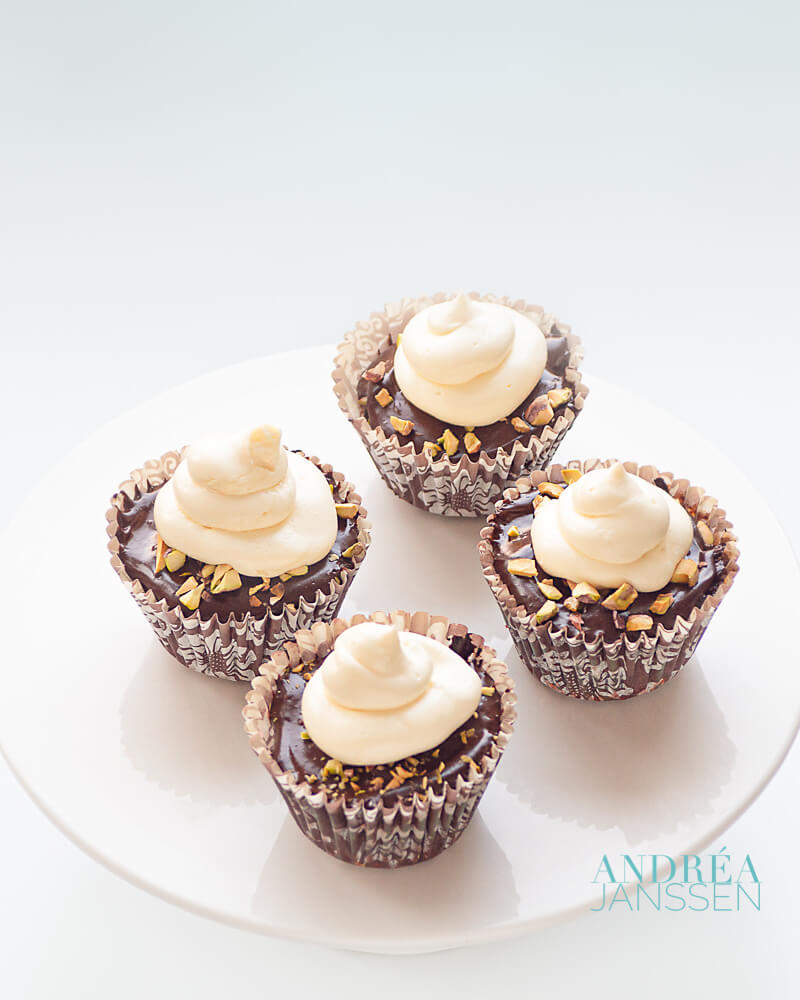 3 chocolade cupcakes - three chocolate cupcakes