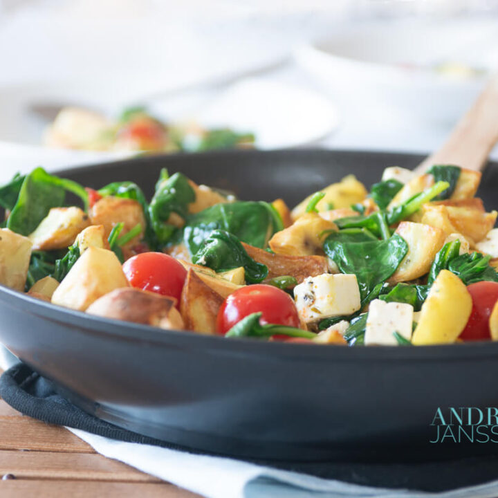 Spinazie wokken met feta en aardappeltjes - spinach stir fry with feta and potatoes