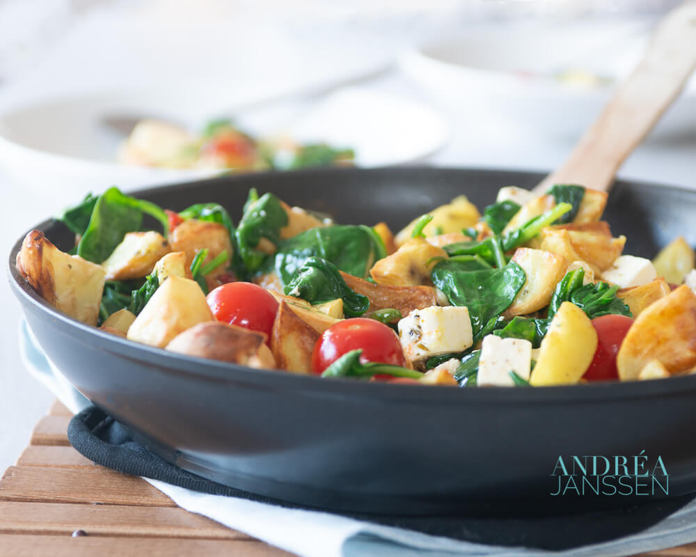 Spinazie wokken met feta en aardappeltjes - spinach stir fry with feta and potatoes