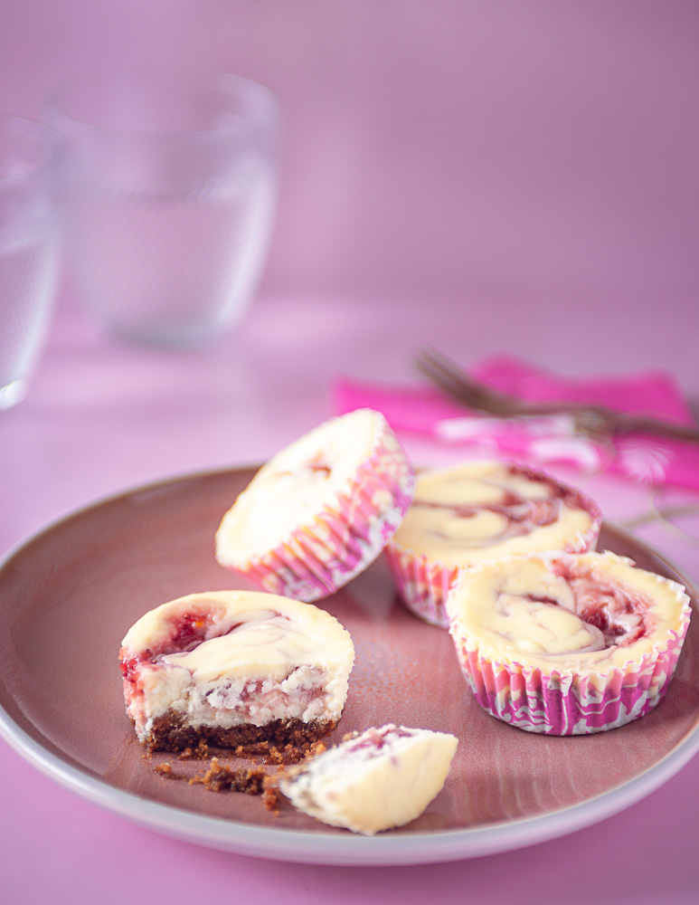 Swirl aardbeien cheese cupcake Vandaag een recept met een combinatie van een aardbeien cheesecake. De cheesecake wordt geserveerd in cupcake formaat (maar kan ook groter).