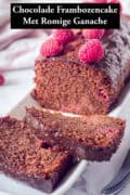 Een deel van een chocolade-frambozencake met ganache. Een tekst: