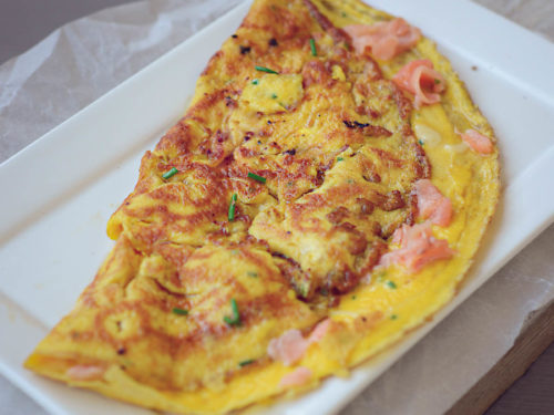 Omelet met zalmsnippers en bieslook