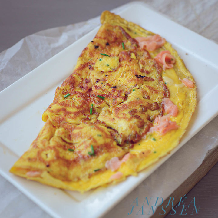 Omelet met zalmsnippers en bieslook