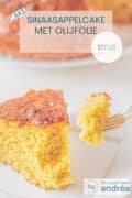 Een stuk sinaasappelcake, een hap op een vork. Een textoverlay bovenin: sinaasappelcake met olijfolie, cake, makkelijk recept.