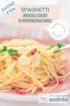 Een roze bord gevuld met spaghetti aglio, olio e peperoncino met peteselie en parmezaanse kaas Bovenin een tekst overlay: spaghetti aglio, olio e peperoncino, avondeten, makkelijk recept Italiaans