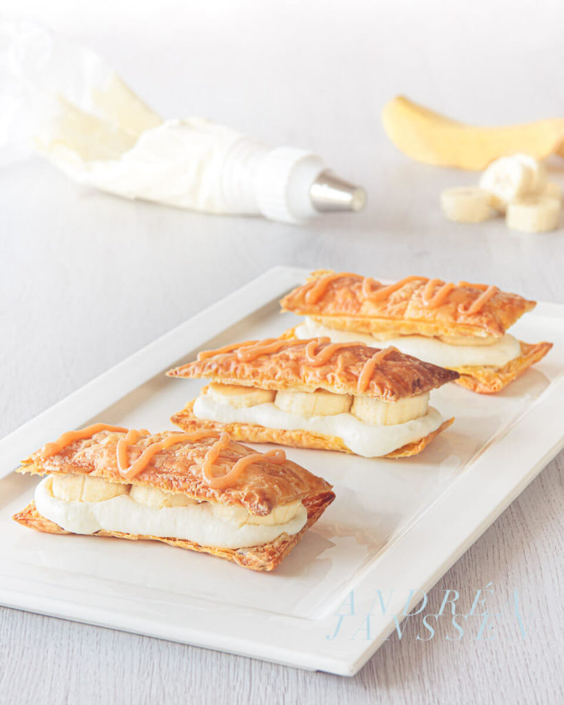 banaan tompouce met karamel saus