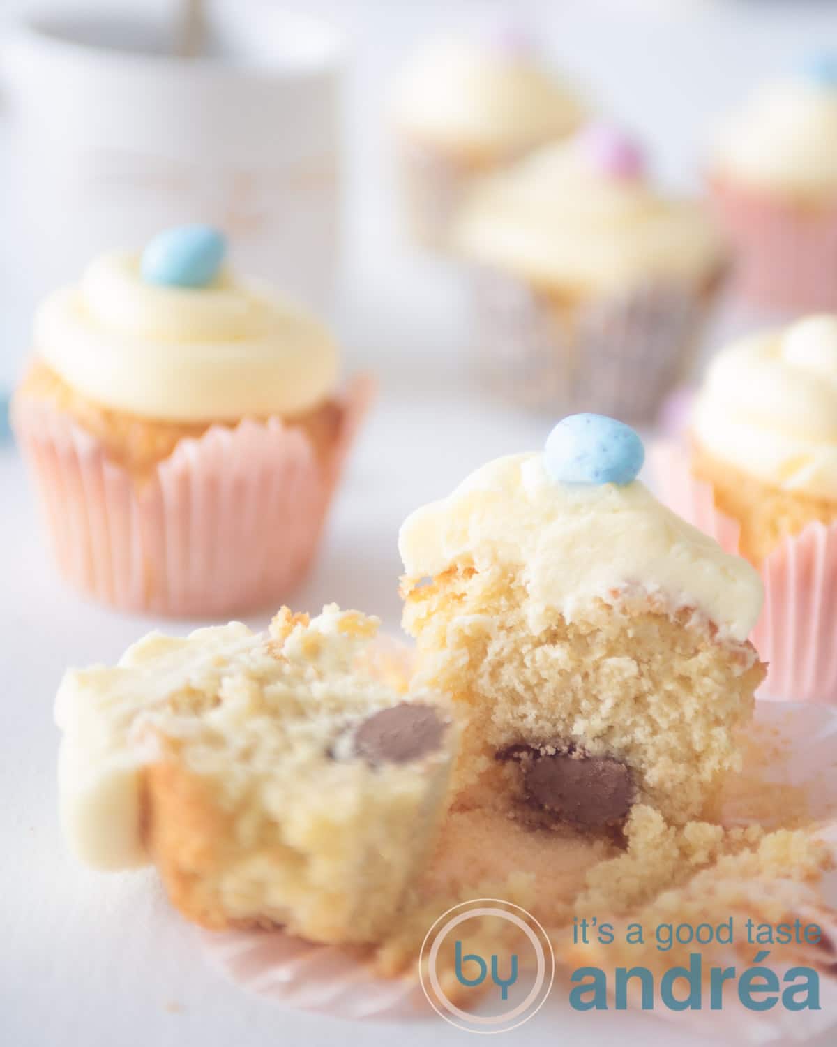 Paas cupcakes gevuld met chocola