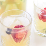 Gember mocktail met komkommer en fruit in twee glazen. Een text overlay gember mocktail met komkommer en fruit. Een Virgin's pimm mocktail recept. It's a good taste