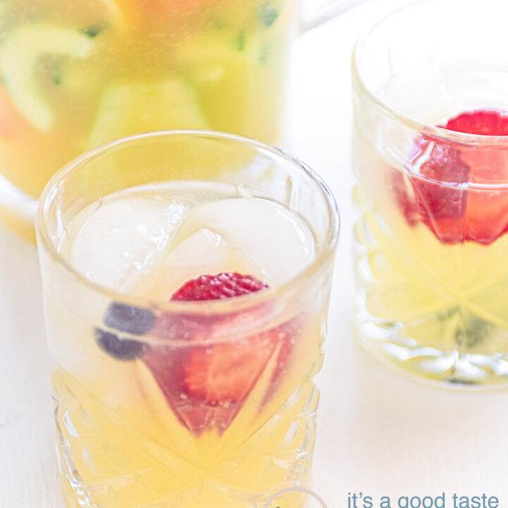 Gember mocktail met komkommer en fruit
