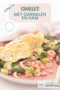 Een roze bord met een Omelet met garnalen gevuld en hamblokjes, bosui en rucola. Een tekstoverlay bovenin: Lunch, omelet met garnalen en ham, makkelijk recept, warm