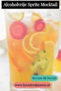 Een glazen karaf met vers fruit, sprite. Een text: alcoholvrije sprite mocktail