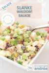 Waldorfsalade in een vierkante schaal met twee lepels. Een tekstoverlay bovenin: slanke waldorfsalade, salade, makkelijk recept, met kip en yoghurt