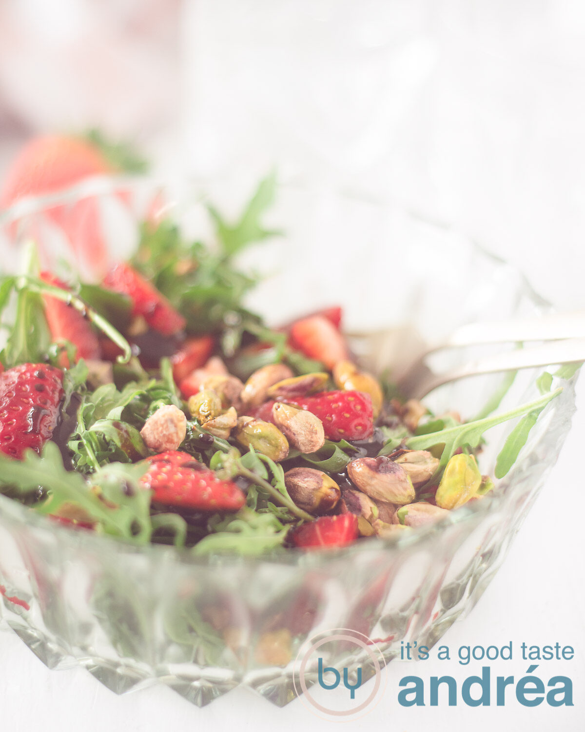 Een schaaltje met Aardbeien rucola en pistache salade