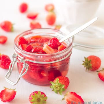 Aardbeiensaus met stukjes aardbei in een glazen pot