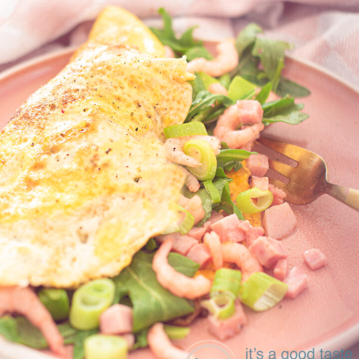 een bord met een omelet en garnalen