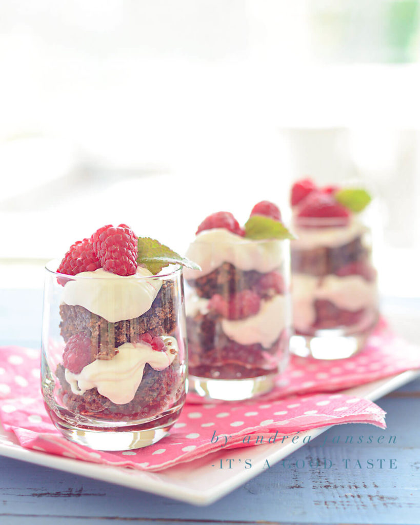 3 glaasjes met Frambozen brownie tiramisu op een roze servet