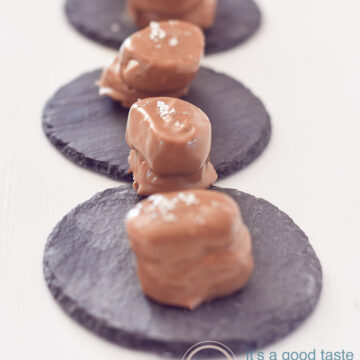 Bier bonbons op een leistenen ondergrond