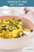 Een deel van een roze schaal met prei en curry uit de wok. Een tekst bovenin: makkelijk recept, gewokte prei met curry