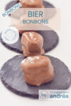 Bierbonbons met Fleur de sel op een leistenen onderzetter op een witte ondergrond. Een Tekstoverlay bovenin: Bier Bonbons, makkelijk recept