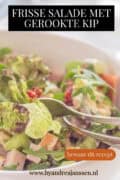 Een deel van een kom met salade, gerookte kip en tomaten. Een tekst bovenin: frisse salade met gerookte kip, bewaar dit recept.