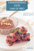 Een deel van een bord met drie gegrilde satéstokjes en satésaus. Een tekst bovenin: makkelijk recept, varkenshaas saté van de BBQ