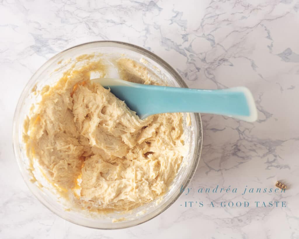 Spatel de ricotta door het beslag.