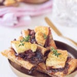 Bladerdeeg hapjes uit de oven met Brie, spek en gekarameliseerde ui