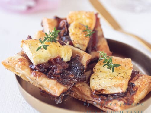 uitgelicht Bladerdeeg hapjes uit de oven met Brie, spek en gekarameliseerde ui