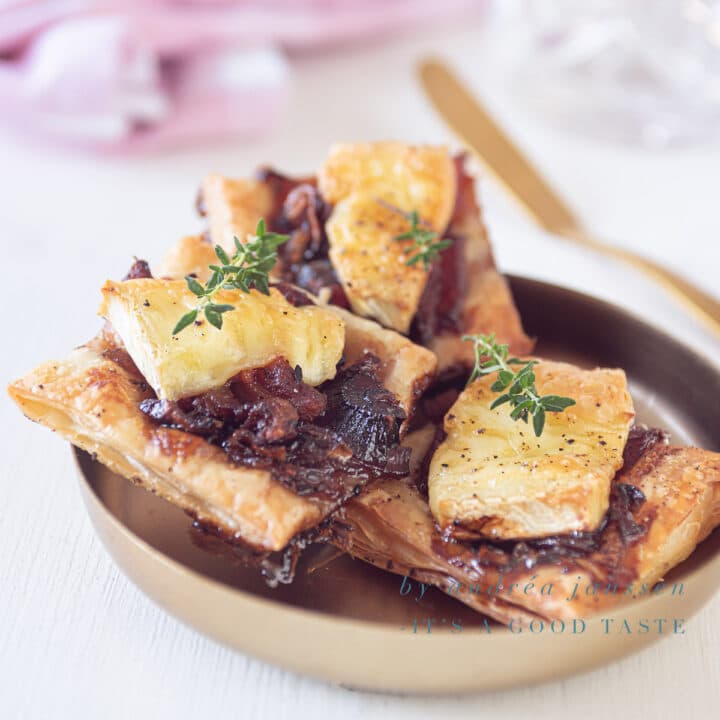 uitgelicht Bladerdeeg hapjes uit de oven met Brie, spek en gekarameliseerde ui