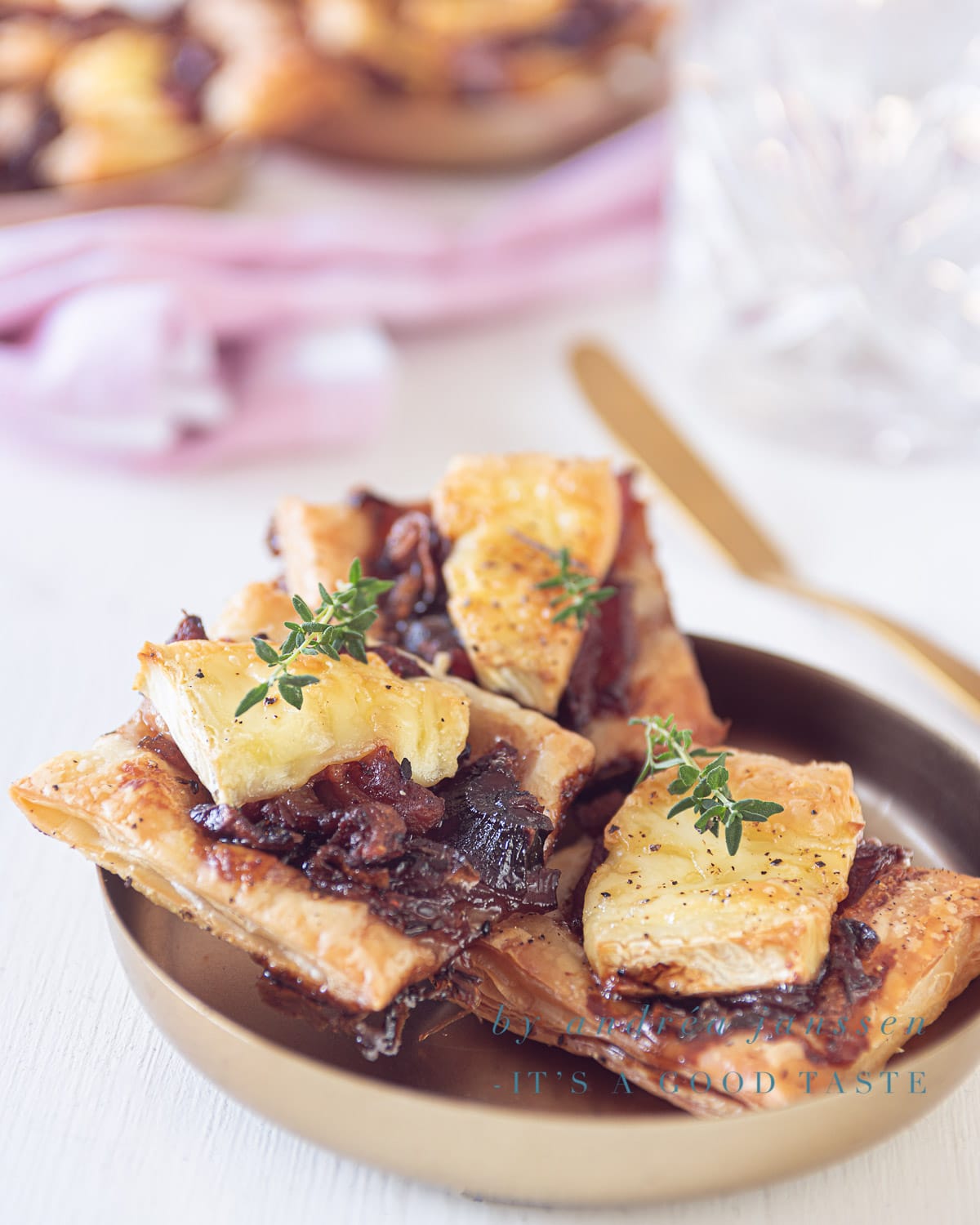 Bladerdeeg hapjes uit de oven met Brie, spek en gekarameliseerde ui