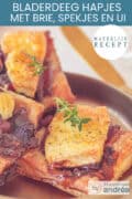 Bladerdeeghapjes met Brie, spekjes en gekarameliseerde uitjes. Een tekst bovenin: makkelijk recept, bladerdeeg hapjes met Brie, spekjes en ui