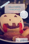 Een hamburger met een jack-o-lantern gezicht van kaas. Een tekstoverlay bovenin Halloween hamburgers, makkelijk recept, monster burger