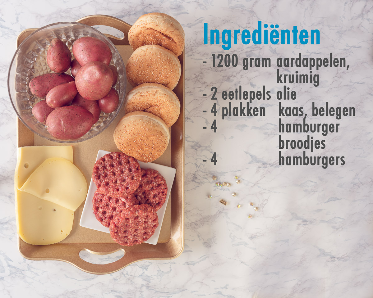 Ingrediënten Homemade cheeseburger met frietjes voor Halloween op een gouden dienblad links Aan de rechterzijde en opsomming van alle ingrediënten in tekst