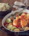 Een zwarte ovenschaal met Gumbo met kip en worst uit New Orleans