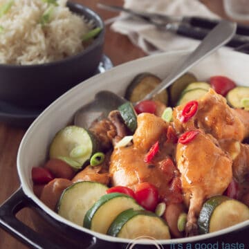 Een zwarte ovenschaal met Gumbo met kip en worst uit New Orleans