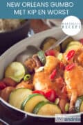 Een deel van een ovenschaal met courgette, kip, worst en gumbo op een houten ondergrond. Een tekst: New Orleans Gumbo met Kip en Worst