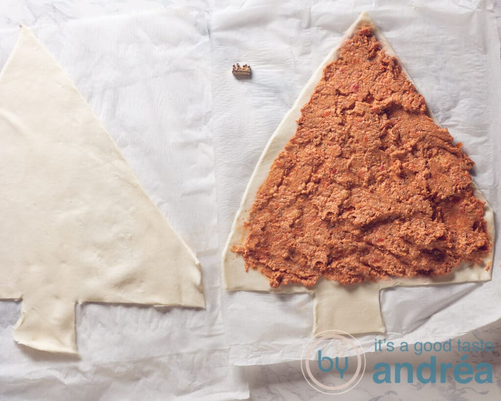 Besmeer de bladerdeeg kerstboom met rode pesto