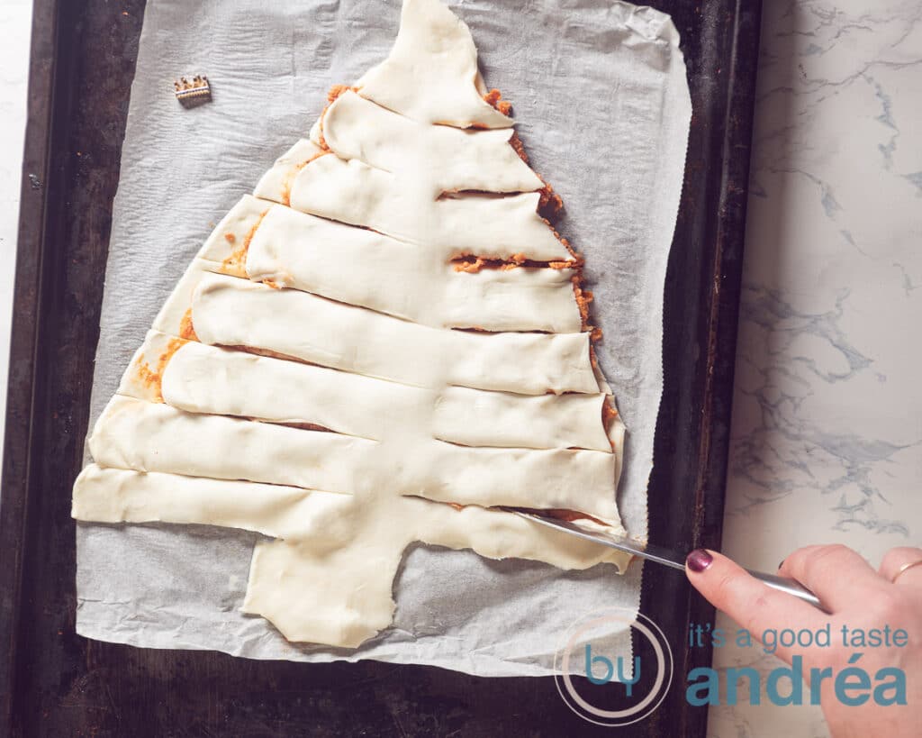 Snij het bladerdeeg in Kerst takken