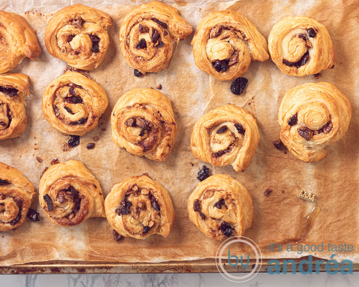 Gebakken bladerdeeg kaneelbroodjes met pecans