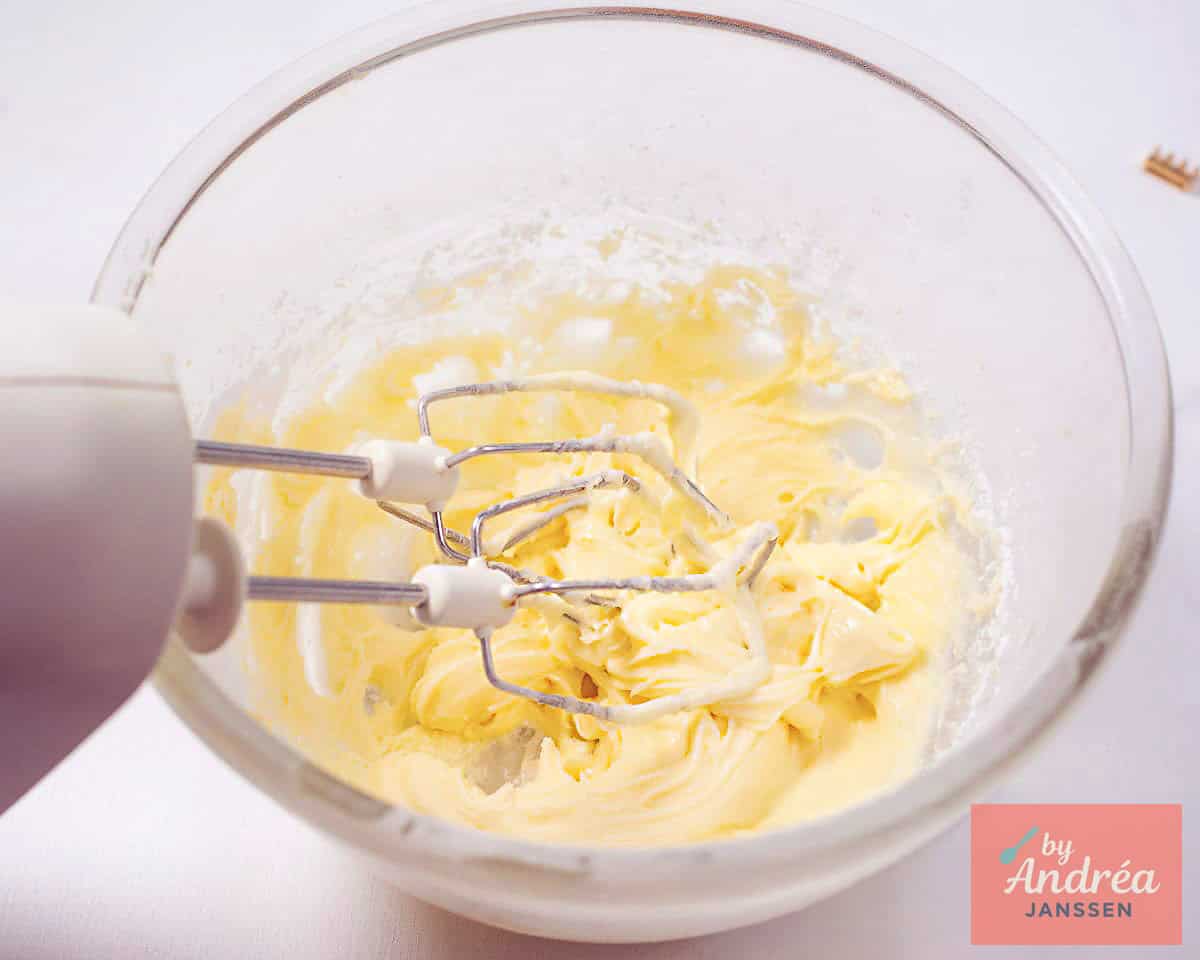 Mix de frosting tot hij luchtig is.