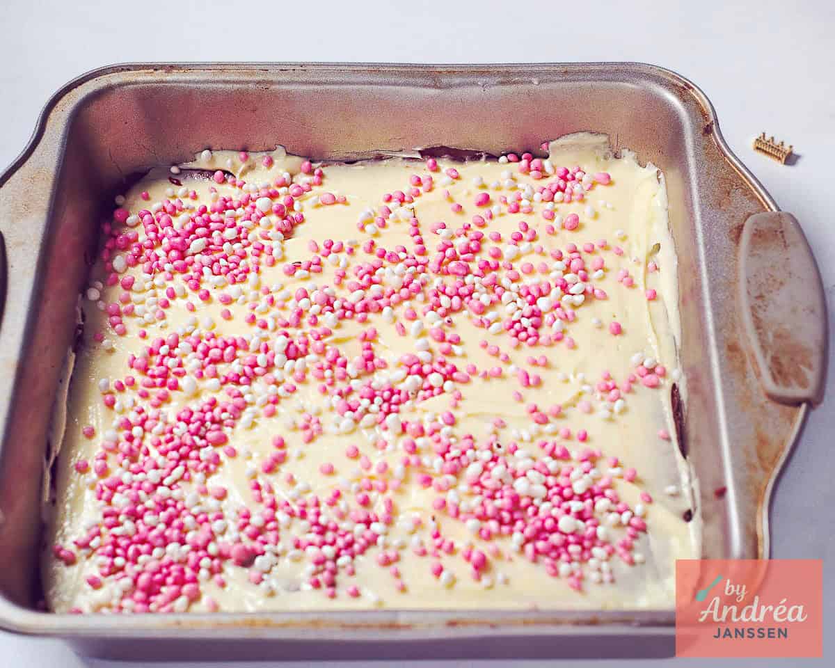 Bestrijk de fugde met frosting en bestrooi met muisjes